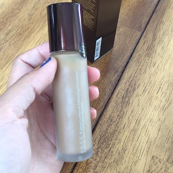 Becca aqua luminous foundation - Picture 2 of 3